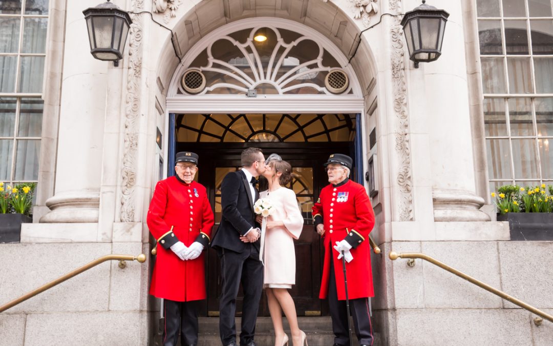 London elopement kiss on Chelsea Old Town Hall steps